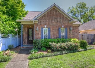 Building Photo - FULLY FURNISHED-  AVAILABLE NOW! 3 Bedroom / 3 Bath Fully- Furnished Brick home