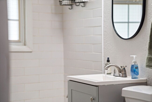 Building Photo - 912 W Comanche St