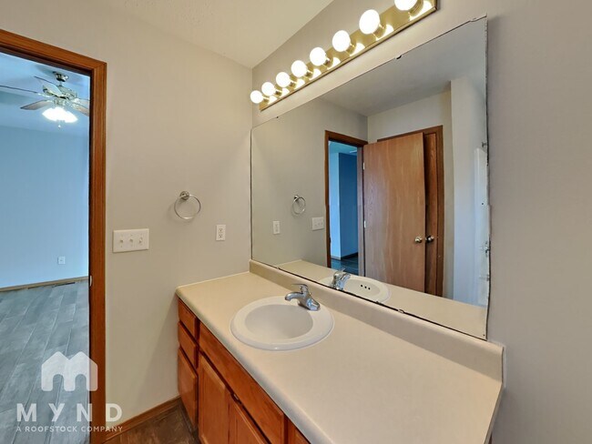 Building Photo - 1000 W Snider St