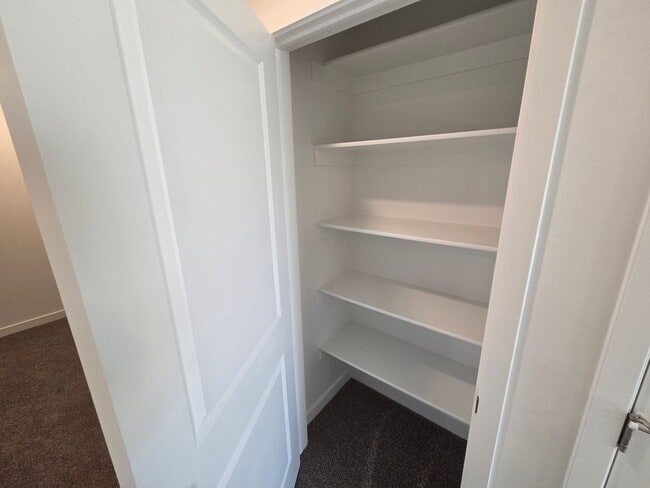 Building Photo - Discover Your Washington Dream Home!