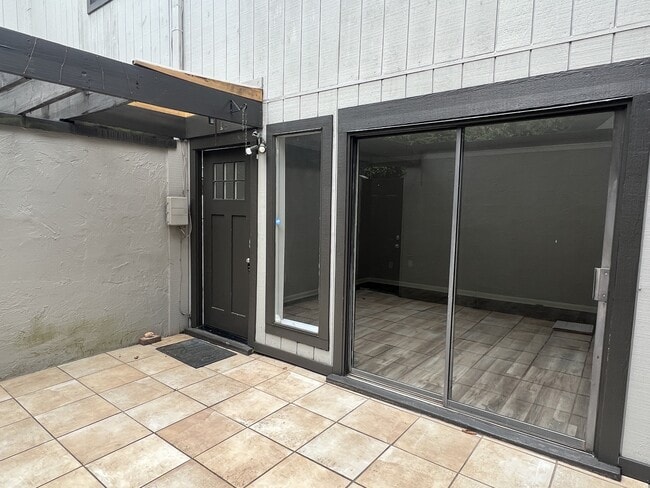 Building Photo - 3350 Altamont Rd