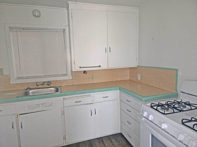 Building Photo - 1150 E San Joaquin Ave