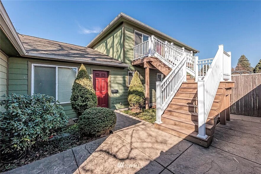 Private entrance to the three unit - 2122 Howard St