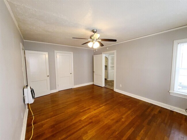 Building Photo - 5707 Ross Ave