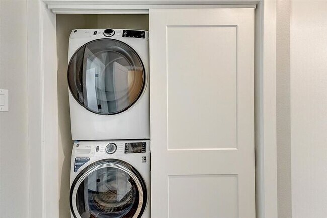 Building Photo - 3700 Florentine Dr