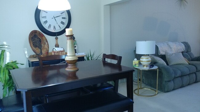 Building Photo - (2) bedroom Town-House w/ new Dining Room ...