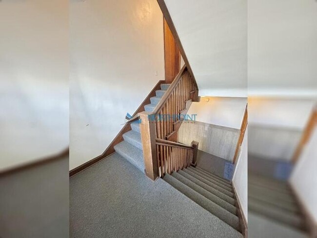 Building Photo - Amazing Top Floor 2bedroom w/Den Plaza Con...