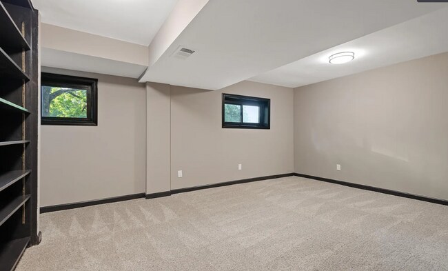 Building Photo - Spacious 3 bedroom home