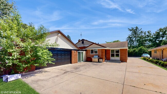 Building Photo - 4030 W North Shore Ave