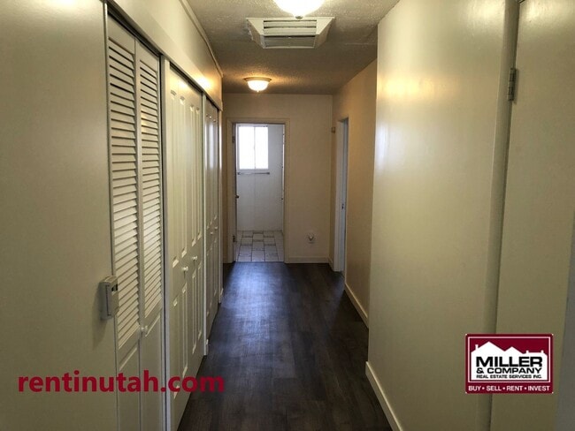 Building Photo - Cute Salt Lake 2 Bedroom Bungalow For Rent!