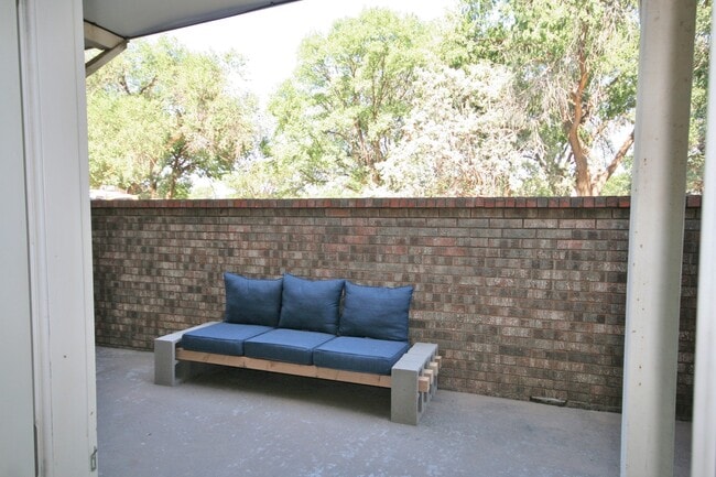 Building Photo - 2 Story Townhome on Golf Course / A Great ...