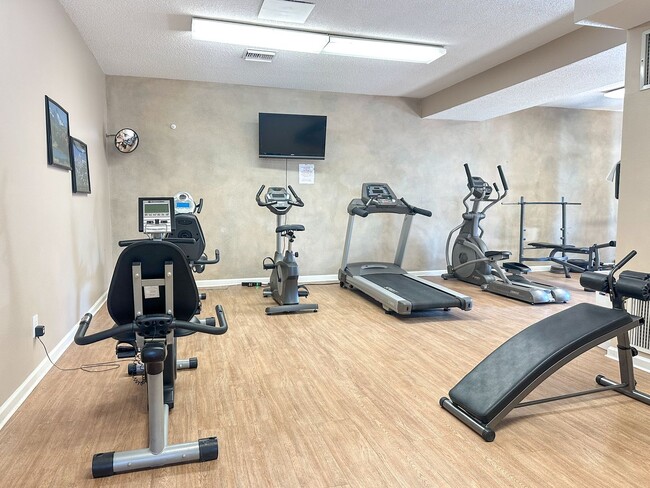 Building Photo - Move-in Incentive! End-Unit Condo in South...