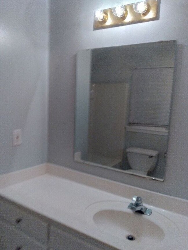 Building Photo - Duplex available now!