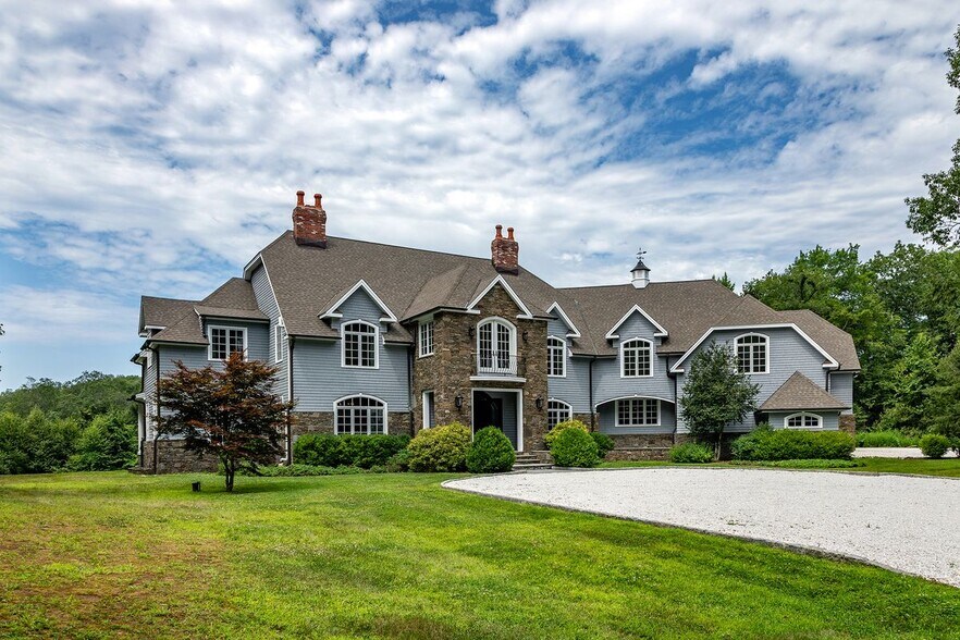 Building Photo - 247 Roxbury Rd