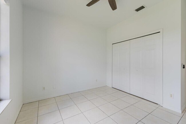 Building Photo - 1400 SW 31st Terrace