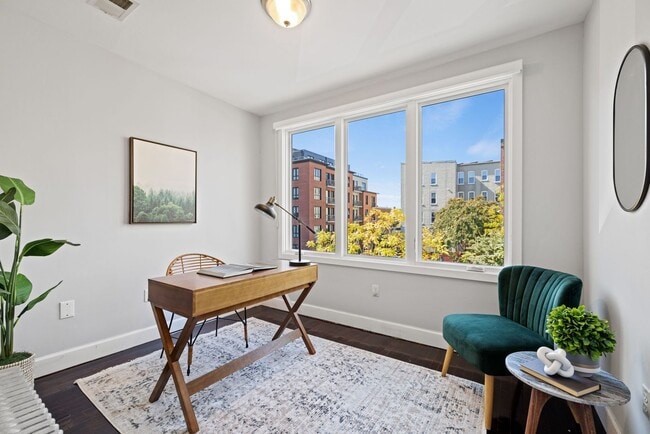 Building Photo - Gorgeous, Spacious 4BR with Updated Kitche...