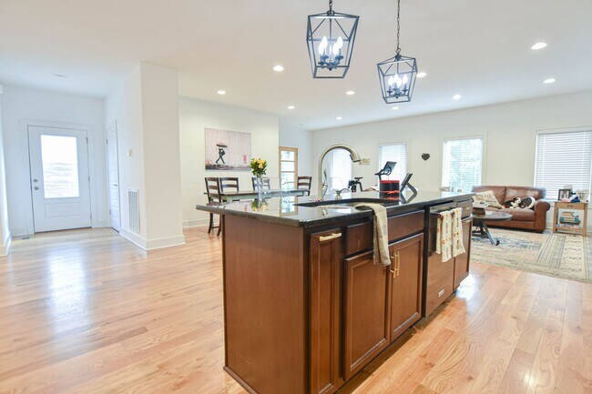Building Photo - Modern Three Bedroom!