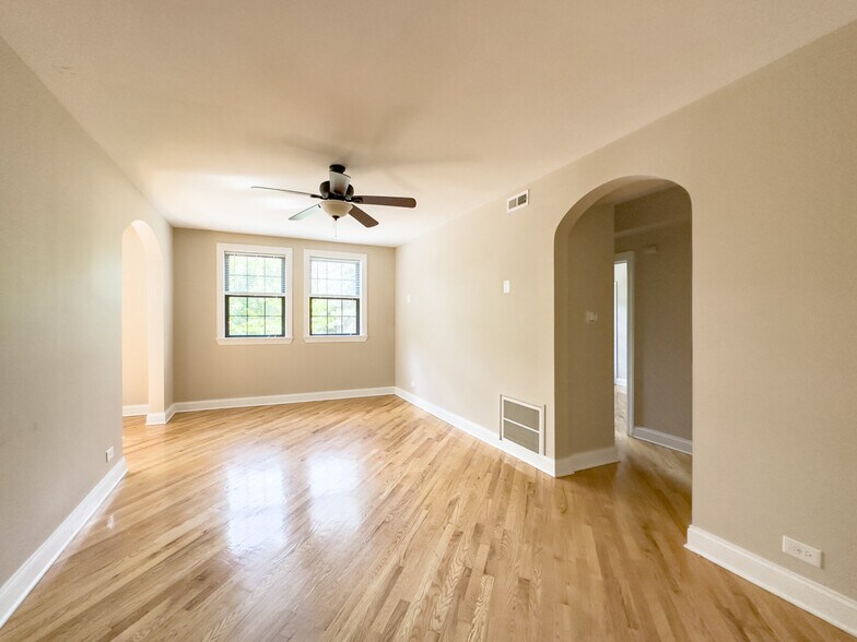 Building Photo - 913 Green Bay Rd