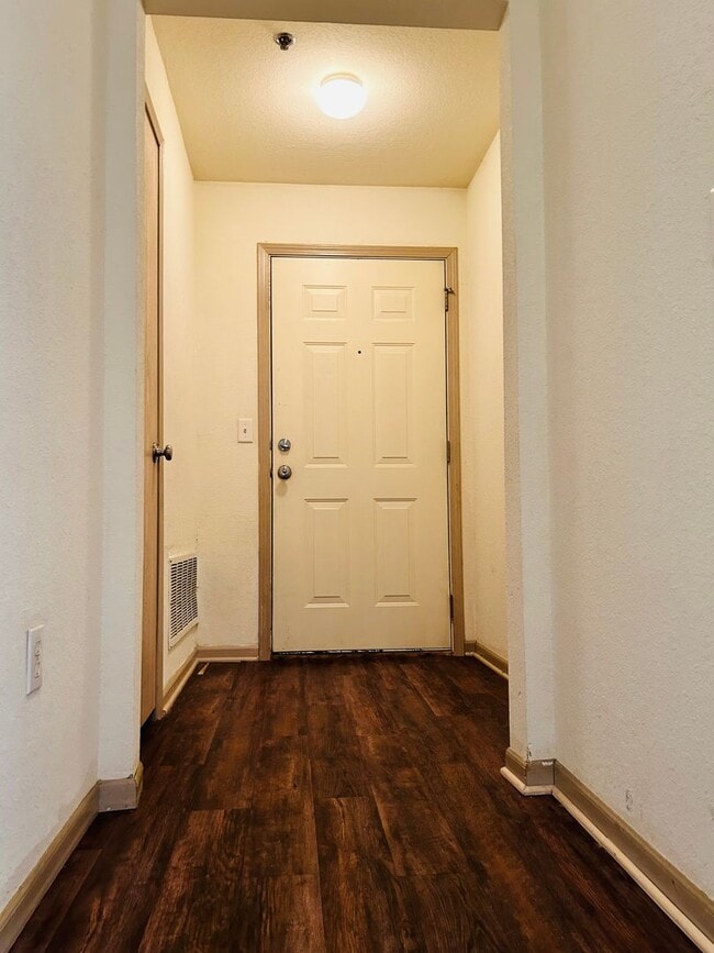 Building Photo - 913 Westridge Dr