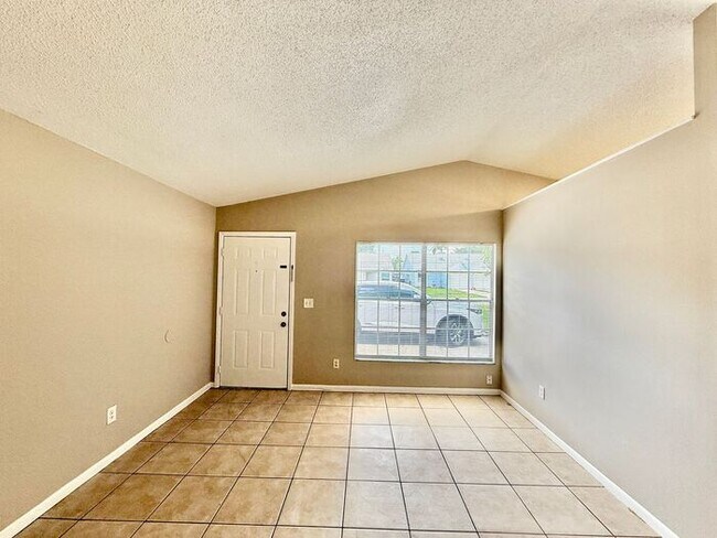 Building Photo - CUTE AFFORDABLE 2/2 DUPLEX off Michigan!