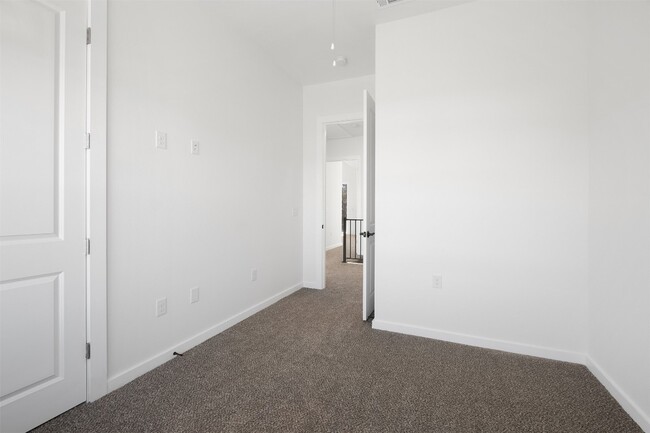 Building Photo - 255 Lourdes Ct