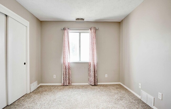 Building Photo - Walking distance to UNMC - Just open!
