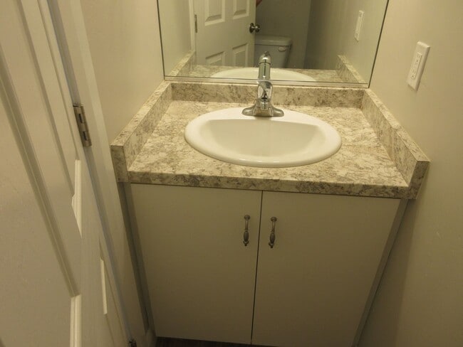 Building Photo - ** Move-in Discount ** 3 bed 2.5 bath - Newer townhome in the heart of Cedar City