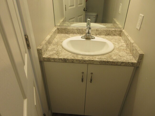 Building Photo - 3 bed 2.5 bath - Newer townhome in the heart of Cedar City