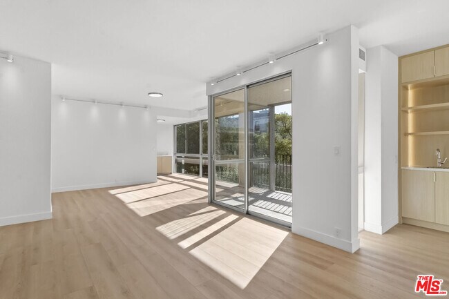 Building Photo - 320 N Maple Dr
