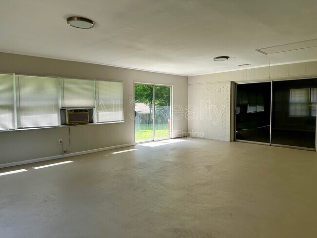 Building Photo - 712 Sir Michael Dr