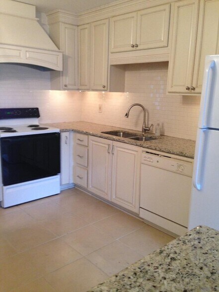 Building Photo - 21705 Bon Heur St