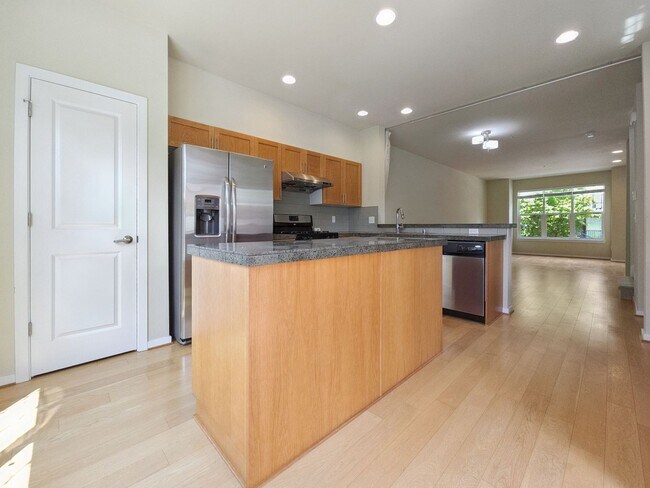 Building Photo - Spacious 3BR/3.5BA Townhome in Desirable E...