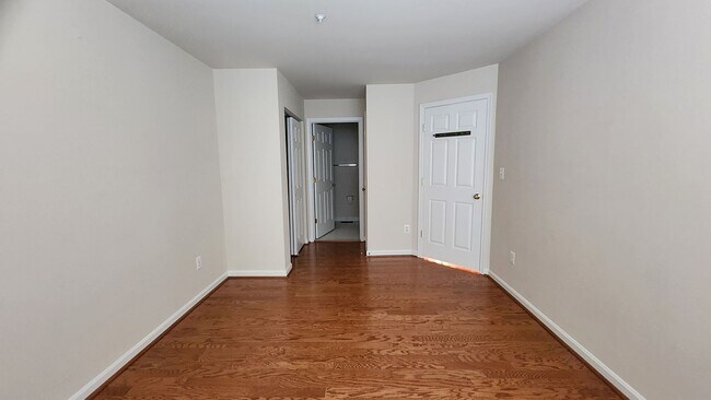 Building Photo - 2 Level Condo with Garage
