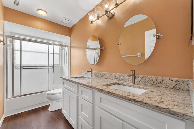 Building Photo - Spacious 6-bedroom, 3-bathroom and pool Tu...