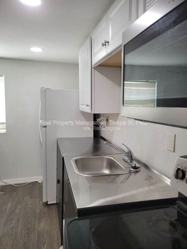 Building Photo - 618 17th Ave S