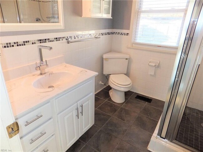 Building Photo - 4420 Clyde St