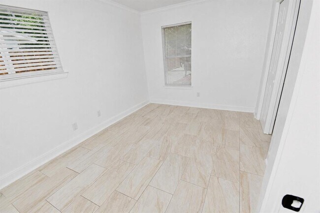 Building Photo - 6027 Bluebell Cir
