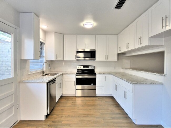 Building Photo - 604 Golfview Dr