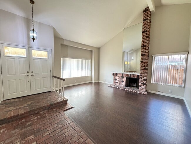 Building Photo - Beautifully Maintained 4Bd/2Ba Home w/Large Back Yard and Fruit Trees!