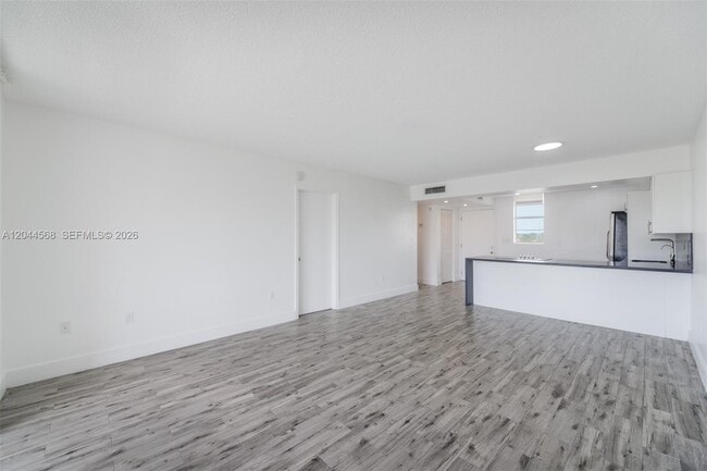 Building Photo - 2851 Leonard Dr