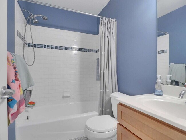 Building Photo - Spacious 4-Bed Gem with 3.5 Baths next to Minnehaha Creek