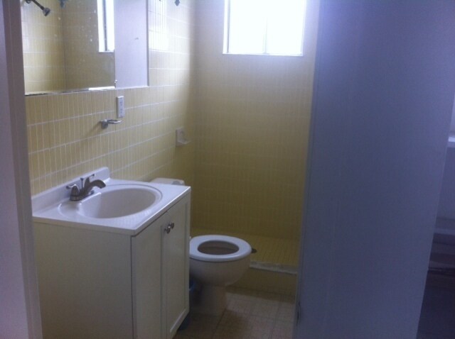 Building Photo - Beautiful  3 bedroom, 2 bath, 2 car garage...