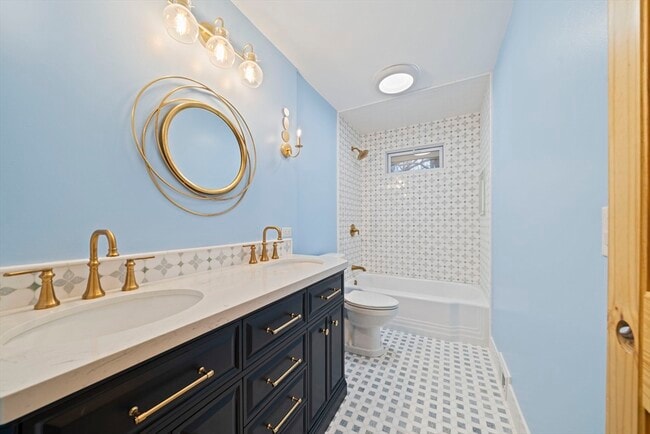 Building Photo - 12 Sabrina Farm