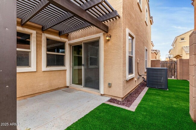 Building Photo - Beautiful 3 bedroom plus den, 2.5 bath hom...