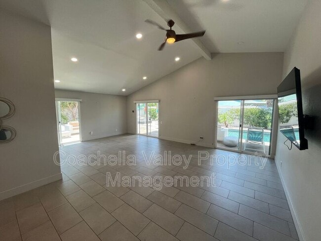 Building Photo - 835 Nueva Vista Dr S
