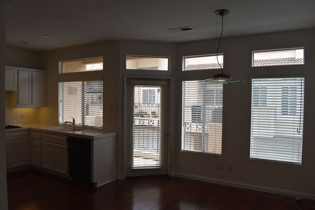 Building Photo - 2 Bed/ 2.5 Bath- Dual Master Townhome in U...