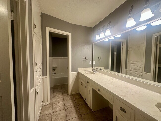 Building Photo - Spacious Home near Shadow Hills!