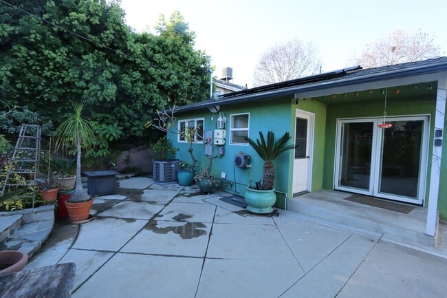 Building Photo - Comfort Meets Style in This Updated Kentwood Home