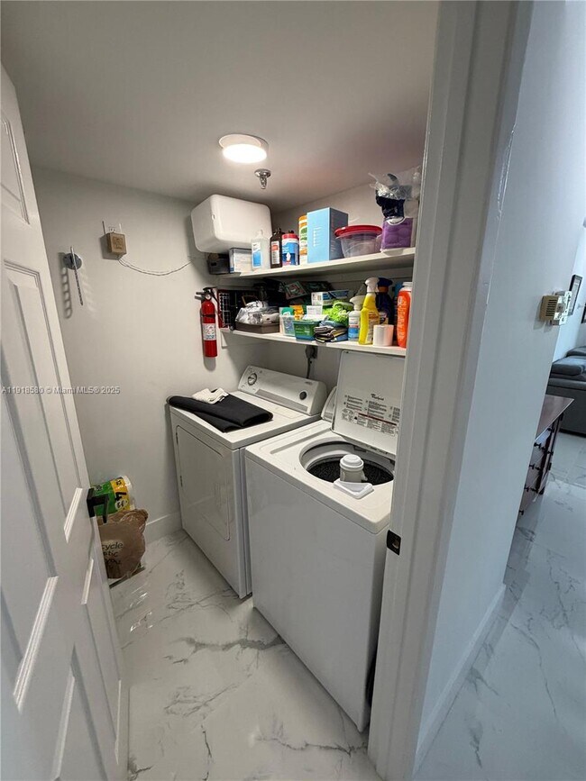 Building Photo - 7290 Kinghurst Dr