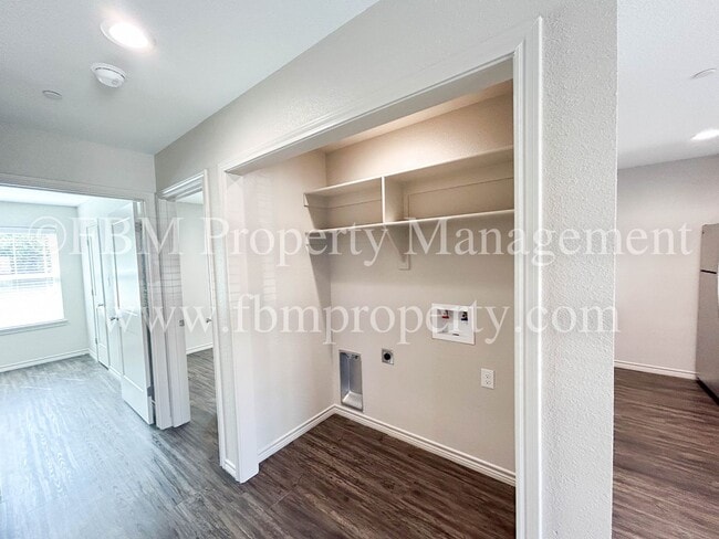 Building Photo - Hidden Creek, Unit 512 - 2 Bedroom, 2 Bathroom Beautiful Apartment Home in Ennis, TX!